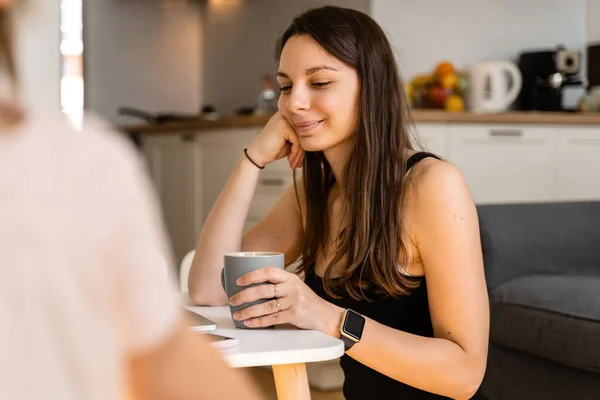 Gelukkige jonge vrouw die thuis werkt met een kind. Binnenlandse Zaken. Quarantaine — Stockfoto