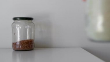 Cam kavanozlu mutfak dolapları pirinç, karabuğday ve yulaf. Sıfır atık. Evde kalıp stok yapın.