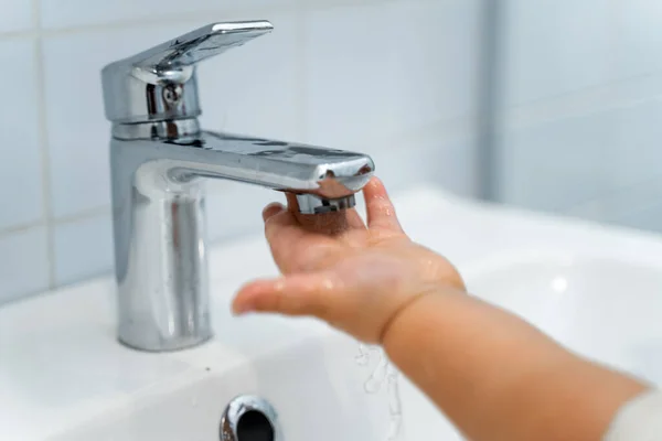 Κοντινό πλάνο του μωρού πλύσιμο των χεριών με υγρό σαπούνι στο μπάνιο. Προσωπική υγιεινή. Πρόληψη Covid-19 — Φωτογραφία Αρχείου