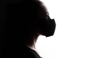 Salgın ya da hava kirliliği sırasında maske takan bir kadının arka plan fotoğrafı. Covid-19 önleme