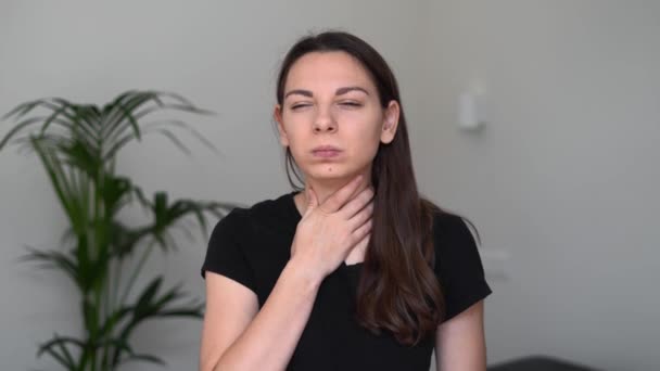 Young woman with throat sore stays at home. Influenza symptom. Seasonal flu. Covid-19 — Stock Video