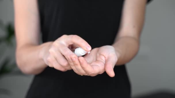 Primer plano de las manos de la mujer aplicando gel de alcohol en sus manos. Covid 19 — Vídeo de stock