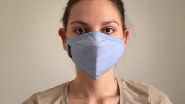 Jonge vrouw doet het gezichtsmasker af. Het einde van de operatie, quarantaine, epidemie. Gelukkige glimlach — Stockvideo