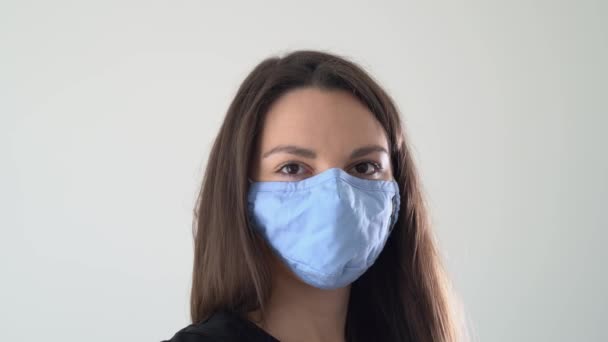 Junge Frau zieht Gesichtsmaske ab. Das Ende der Operation, Quarantäne, Epidemie. Glückliches Lächeln — Stockvideo