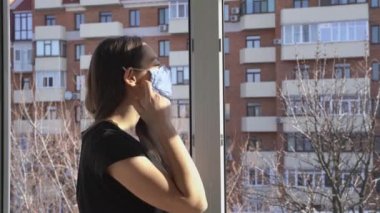 Genç kadın maskesini çıkarıyor. Operasyon, karantina, salgın hastalık. Mutlu gülümseme