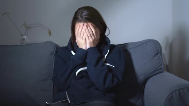 Νεαρή γυναίκα στον καναπέ το βράδυ. Κατάθλιψη, διαταραχή ύπνου, άγχος — Αρχείο Βίντεο