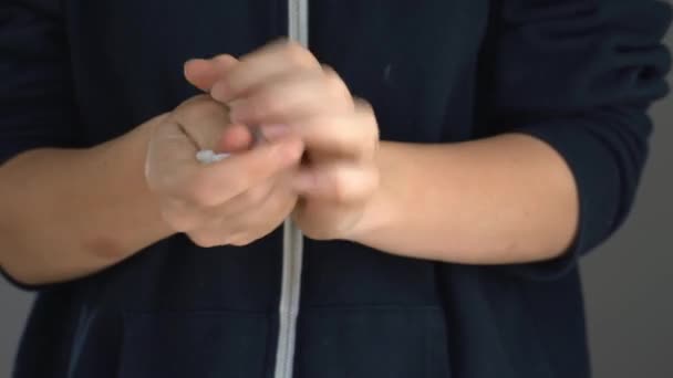 Handen dicht schoonmaken met antibacteriële doekjes. Covid19 spreidingspreventie — Stockvideo