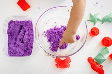 Bebek elinin kinetik kumla oynadığı yerde.