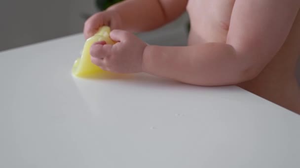 Niño pequeño juega con baba amarilla pegajosa. Actividad en el hogar para niños pequeños en casa. Desarrollo de habilidades motoras — Vídeos de Stock