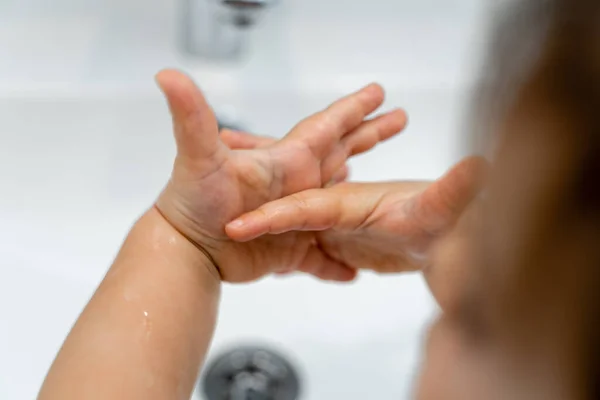 Κοντινό πλάνο του μωρού πλύσιμο των χεριών με υγρό σαπούνι στο μπάνιο. Προσωπική υγιεινή. Πρόληψη Covid-19 — Φωτογραφία Αρχείου