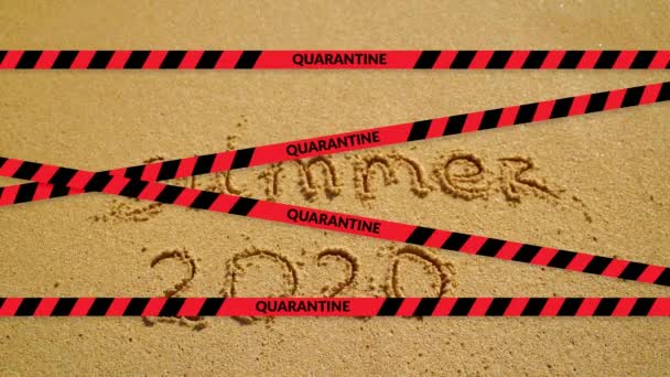 Zeitlupe von Meer und Sand mit Text vom Sommer 2020 und roten Warnbändern mit Quarantäne-Zeichen — Stockvideo