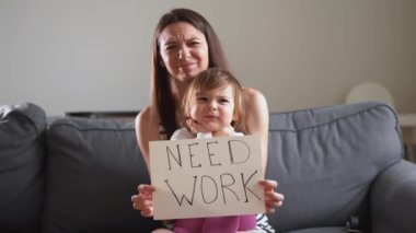 İş arayan çocuklu bekar bir anne. İşsizlik krizi 2020 Coronavirüs salgını