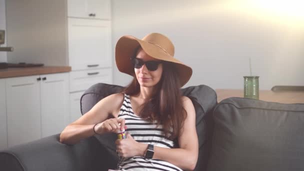 Junge Frau pustet zu Hause Seifenblasen und gibt vor, am Strand zu sein — Stockvideo