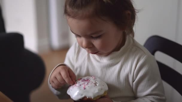 Malé batole dívka jíst velikonoční dort na pravoslavné Velikonoce — Stock video