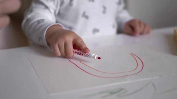フェルトの先端ペンの虹で子供の絵を描く母親。小さな幼児の創造性開発 — ストック動画