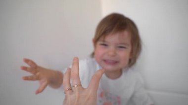 POV annesi evde küçük kızı gıdıklıyor. Yavaş çekim videosu. 