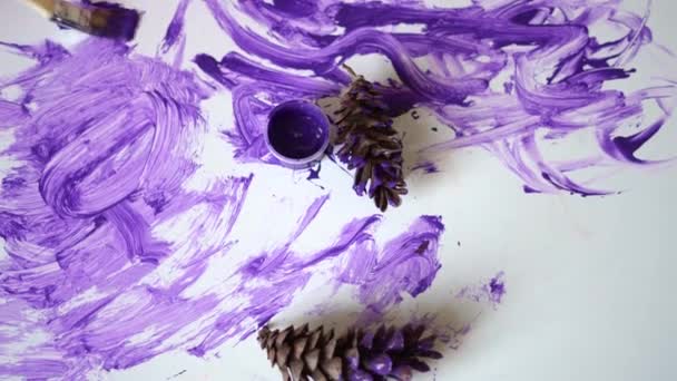 Close up vista dall'alto del bambino bambino mano facendo pasticcio con vernice viola sul tavolo . — Video Stock