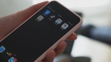 Poltava, Ukrayna - Mayıs 2020 Tik uygulaması ile telefon ekranını kapatın. Telefondaki TicTok uygulaması Lauching
