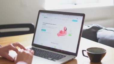 Poltava, Ukrayna - Mayıs 2020 Oberlo web sitesi ile masada dizüstü bilgisayar. Aliexpress indirme aracı