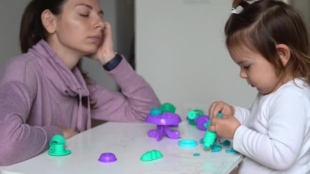 Mladá unavená matka si hraje s batolatou dívkou a spí. Mateřská dovolená Nuda deprese — Stock video