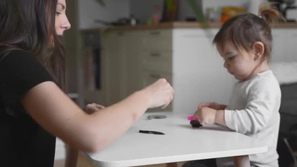 Junge Mutter mit Kleinkind spielt zu Hause Teig. Aktivitäten zu Hause mit Kleinkind. Bindung der Familienzeit — Stockvideo