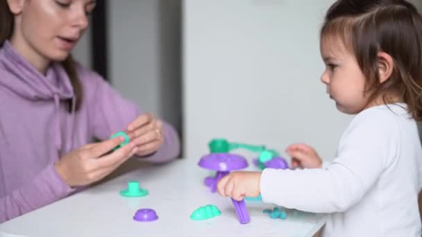 Jonge moeder met peuter kind spelen deeg thuis. Thuisactiviteit met peuter. Verbinden van familietijd — Stockvideo