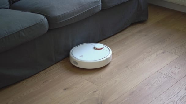 Aspirapolvere bianco robot pavimenti di pulizia a casa. Concetto di casa intelligente. Futura famiglia — Video Stock