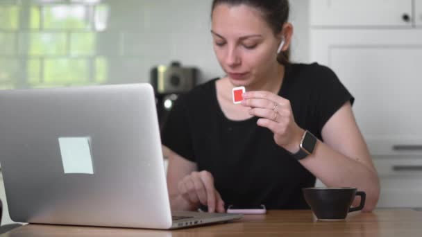 Mujer joven grabando video para niños aprendiendo colores y formas. Idioma tutor en línea. E-learning para niños — Vídeo de stock