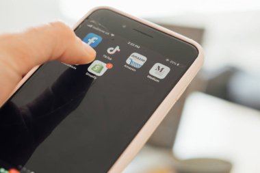 Poltava, Ukrayna - 10 Mayıs 2020 Tiktok uygulamalı telefon ekranı. Viral videolu genel z sosyal medya