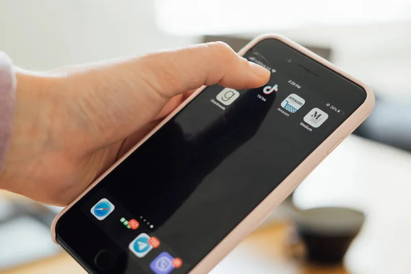 Poltava, Ukrayna - 10 Mayıs 2020 Tiktok uygulamalı telefon ekranı. Viral videolu genel z sosyal medya