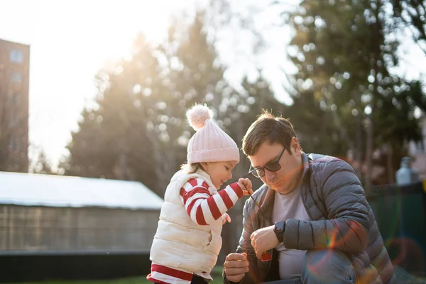 O pai caucasiano jovem com a criança passa o tempo ao ar livre. Viagem local para fins de semana. Pai solteiro — Fotografia de Stock