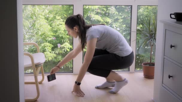 Młoda kobieta robi trening fitness w domu z trenerem online.Influencer streaming online podczas kwarantanny covid-19 — Wideo stockowe