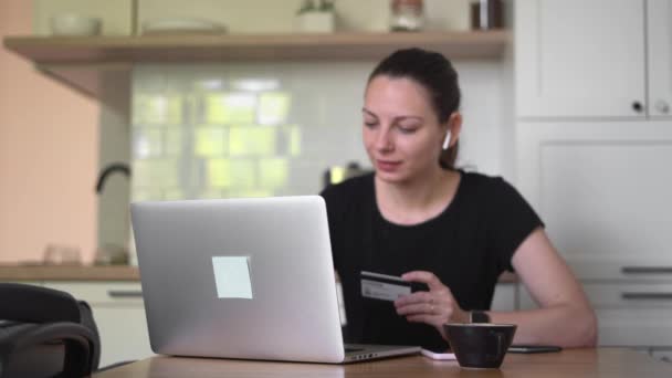 Mladá běloška používá notebook v domácí kanceláři. Čtení skvělé zprávy, výherní loterie, úspěšní podnikatelé — Stock video