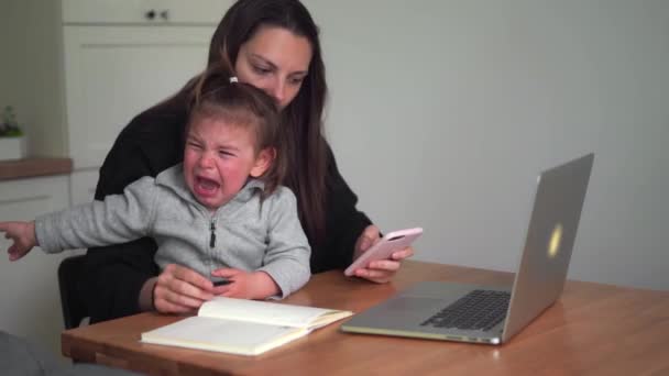 Gestresste junge Frau, die von zu Hause mit kleinem Kind arbeitet. Home Office der alleinerziehenden Mutter — Stockvideo