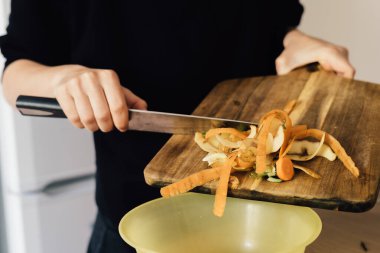 Mutfak atıklarından gübre geri dönüşümü yapan genç bir kadın. Dairesel ekonomi, gerçek gıda, organik atık