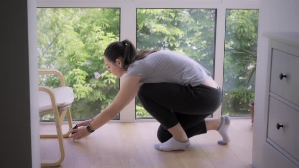 Mujer joven haciendo ejercicio de fitness en casa con entrenador en línea.Influencer streaming en línea durante la cuarentena de covid-19 — Vídeos de Stock