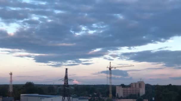 Construcción al atardecer Time Lapse hermosa ciudad de nubes — Vídeos de Stock