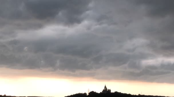 Uma enorme formação de tempestades. Trovoada e chuva forte. Extremo, severo, tempo de primavera — Vídeo de Stock