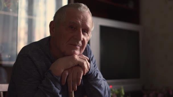 Starší muž v 80. letech sedí a mluví do kamery — Stock video