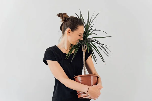 Femme heureuse avec plante à la maison en pot. Palmier à la maison, été en quarantaine. Vie durable — Photo