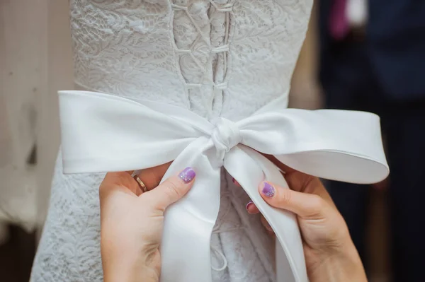 Hochzeit weißes Kleid, Verbeugung, — Stockfoto