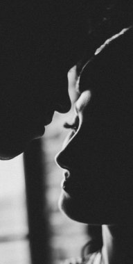 Romantik bir çift silüeti