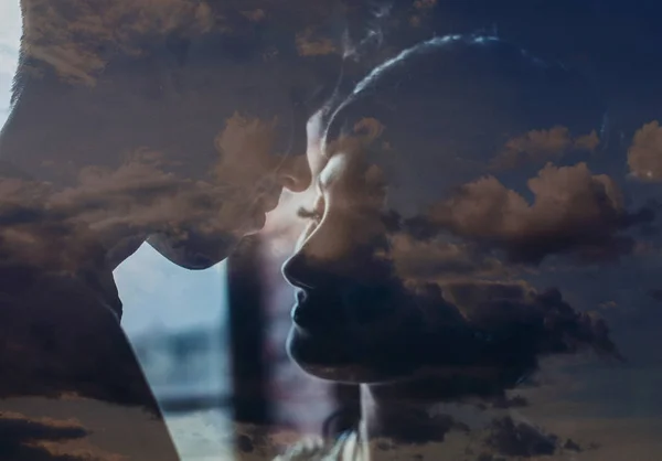 Romantik bir çift silüeti