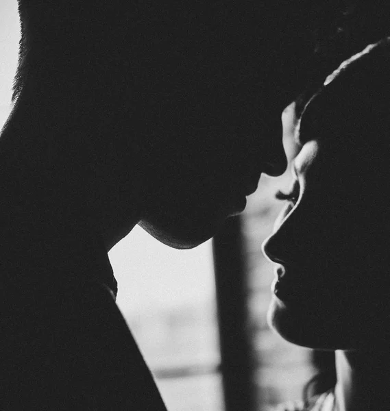 Silhouette di una coppia romantica — Foto Stock