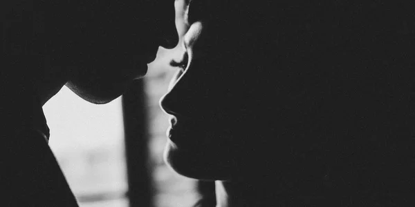 Romantik bir çift silüeti