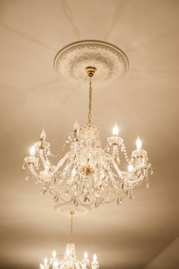 Restoranda avize var.