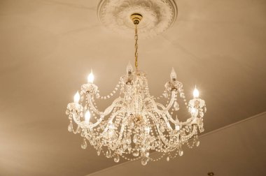 Restoranda avize var.