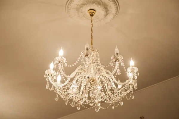 Restoranda avize var.