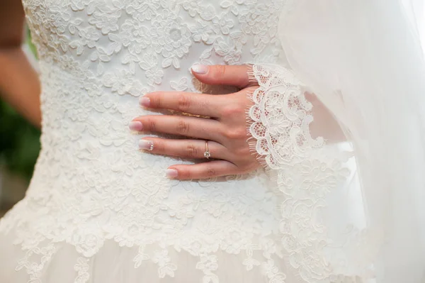 Hand of the bride — Stock Photo, Image