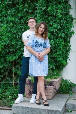 Parkta sevgi dolu bir çift